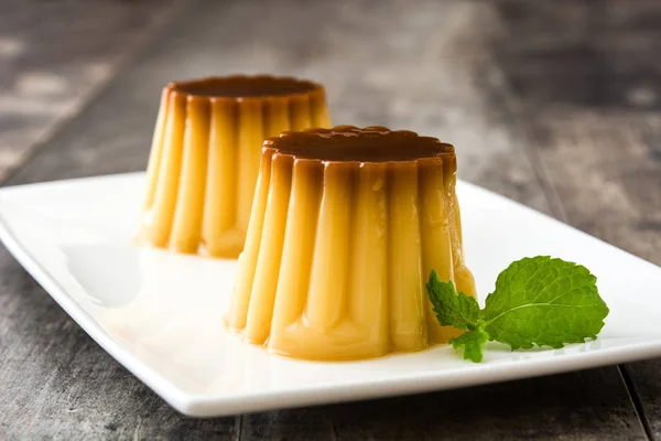 Crème caramel. Pouding aux œufs sur table en bois . — Photo