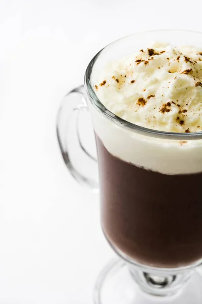 Ierse koffie in glas geïsoleerd op witte achtergrond — Stockfoto