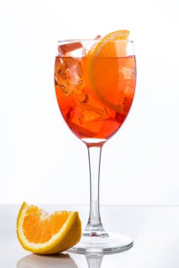 Aperol spritz kokteyl cam beyaz arka plan üzerinde izole