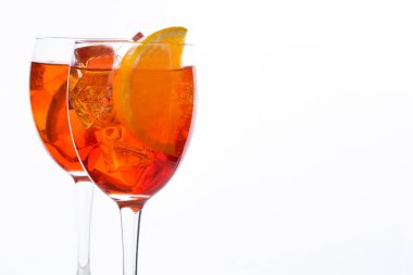 Aperol spritz kokteyl cam beyaz arka plan üzerinde izole