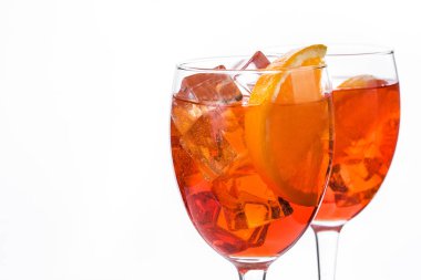 Aperol spritz kokteyl cam beyaz arka plan üzerinde izole
