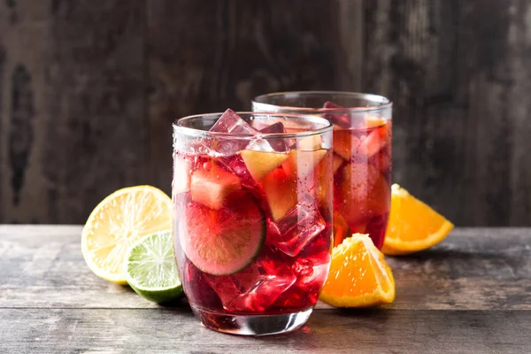 Bebida de sangría en vaso sobre mesa de madera — Foto de Stock