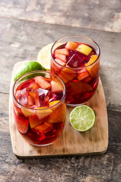 Bebida de sangría en vaso sobre mesa de madera — Foto de Stock