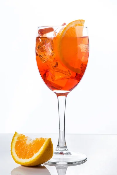Cocktail spritz Aperol en verre isolé sur fond blanc — Photo