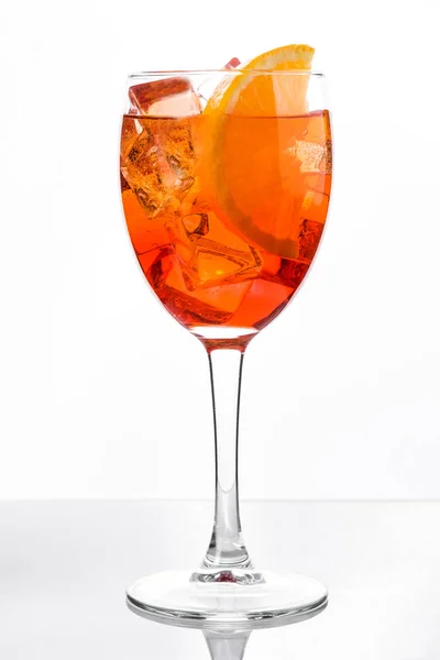 Aperol spritz koktejl ve skle izolovaných na bílém pozadí — Stock fotografie