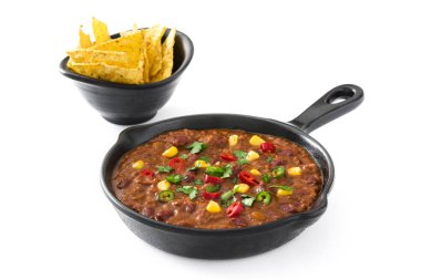 Geleneksel Meksika tex mex chili con carne izole bir tavada