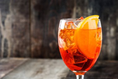 Aperol spritz kokteyl cam ahşap tablo
