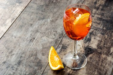 Aperol spritz kokteyl cam ahşap tablo