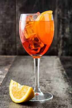 Aperol spritz kokteyl cam ahşap tablo