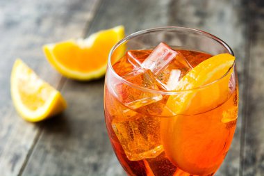 Aperol spritz kokteyl cam ahşap tablo