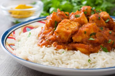 Tavuk tikka masala basmati pirinç ahşap tablo