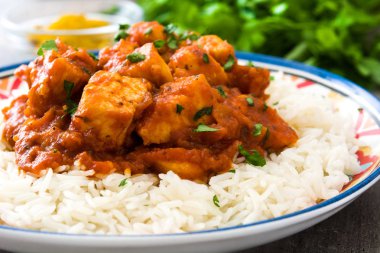 Tavuk tikka masala basmati pirinç ahşap tablo