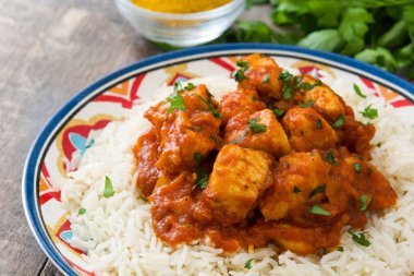 Tavuk tikka masala basmati pirinç ahşap tablo