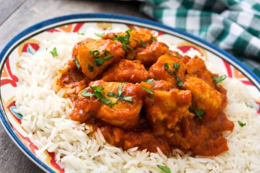 Tavuk tikka masala basmati pirinç ahşap tablo