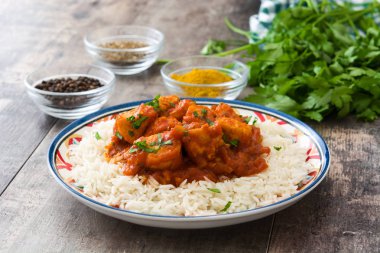 Tavuk tikka masala basmati pirinç ahşap tablo