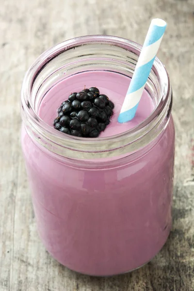 Smoothie aux mûres sain en verre sur table en bois — Photo