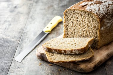 ahşap masa üzerinde rustik ekmek