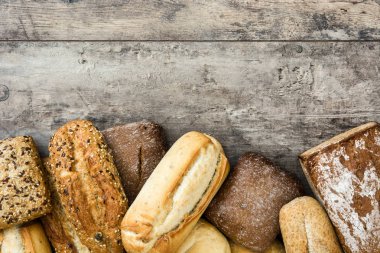 Ahşap masa karma ekmek. Boşaltmak üst görünümü