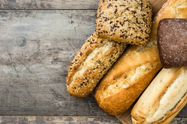 Ahşap masa karma ekmek. Boşaltmak üst görünümü