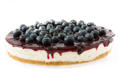 Beyaz arka plan üzerinde izole yaban mersinli cheesecake