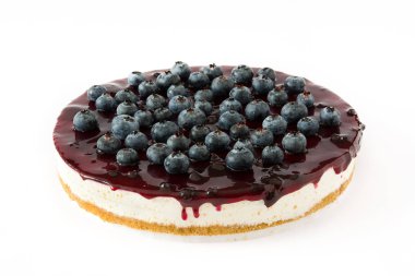 Beyaz arka plan üzerinde izole yaban mersinli cheesecake