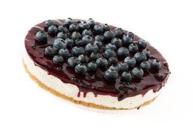 Beyaz arka plan üzerinde izole yaban mersinli cheesecake