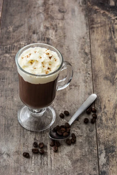 Ierse koffie in glas op houten tafel — Stockfoto