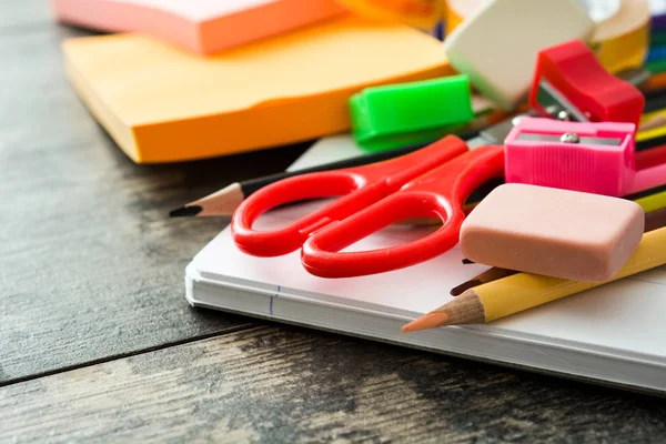 Fournitures scolaires sur fond bois. Retour à l'école. Espace de copie . — Photo