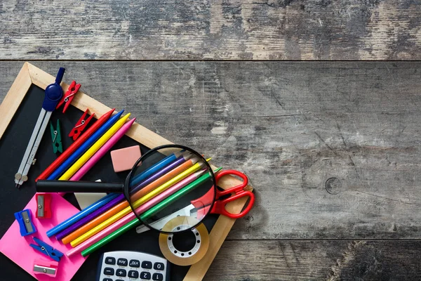 Fournitures scolaires sur fond bois. Retour à l'école. Espace de copie . — Photo