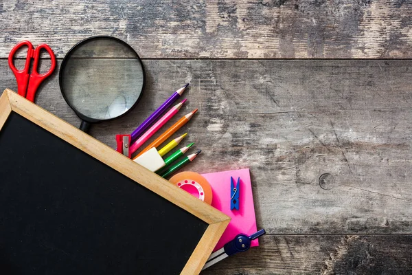 Material escolar sobre fundo de madeira. De volta ao conceito de escola. Espaço de cópia . — Fotografia de Stock