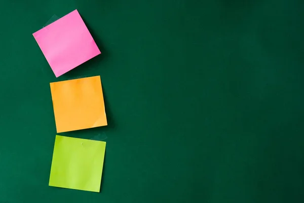 Πολύχρωμο stick σημειώσεις σε πράσινο φόντο. Copyspace. — Φωτογραφία Αρχείου