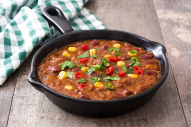 Geleneksel Meksika tex mex chili con carne ahşap masa üzerinde bir tavada