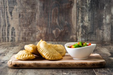 Tipik İspanyol empanadas ahşap tablo