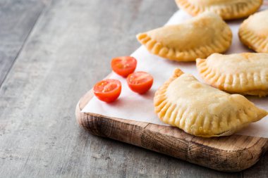 Tipik İspanyol empanadas ahşap tablo