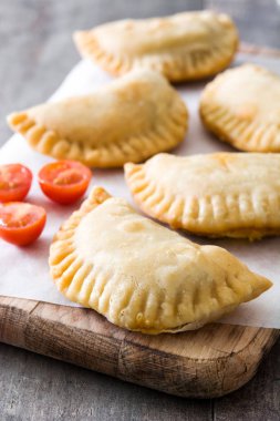 Tipik İspanyol empanadas ahşap tablo