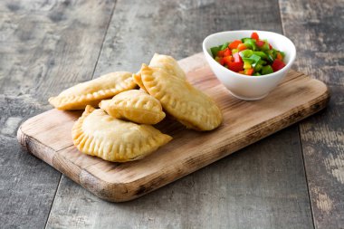 Tipik İspanyol empanadas ahşap tablo