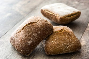 ahşap masa üzerinde rustik ekmek