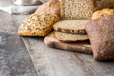 ahşap masa üzerinde rustik ekmek