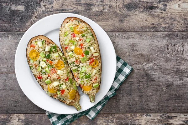 Nadziewane bakłażany z quinoa i warzywa na drewnianym stole — Zdjęcie stockowe