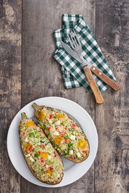 quinoa ve ahşap masa sebze ile doldurulmuş patlıcan