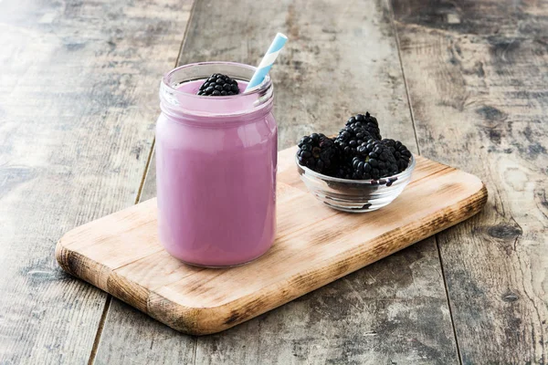 Smoothie aux mûres sain en verre sur table en bois — Photo