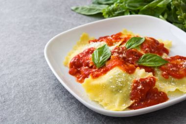 Domates sosu ve fesleğen gri taş ile mantı