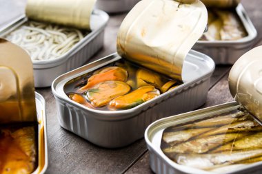 Ahşap masa üzerinde korur bidon