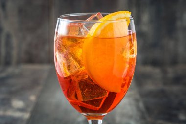 Aperol spritz kokteyl cam ahşap tablo