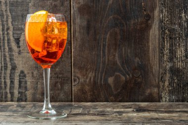 Aperol spritz kokteyl cam ahşap tablo