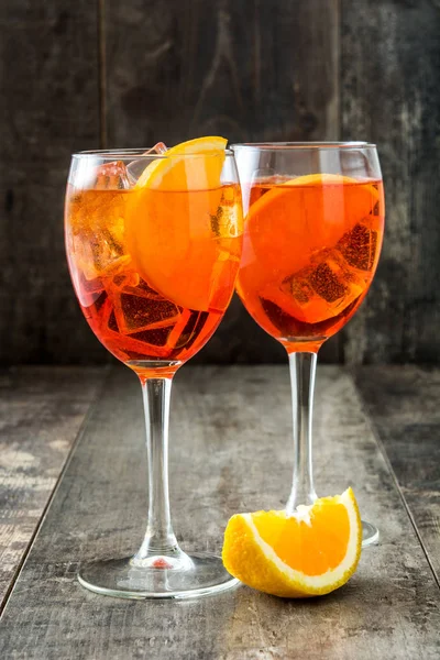 Aperol spritz kokteyl cam ahşap tablo