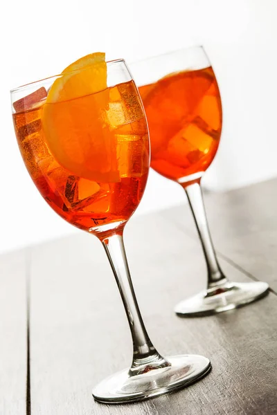 Aperol spritz koktejl ve skle na dřevěný stůl — Stock fotografie