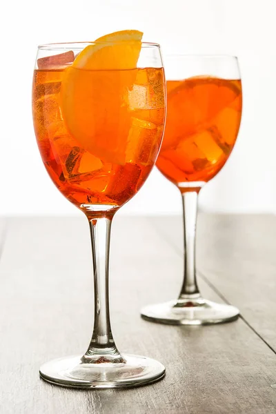Aperol spritz cocktail em vidro sobre mesa de madeira — Fotografia de Stock