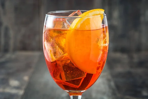 Aperol spritz κοκτέιλ σε ποτήρι στο ξύλινο τραπέζι — Φωτογραφία Αρχείου