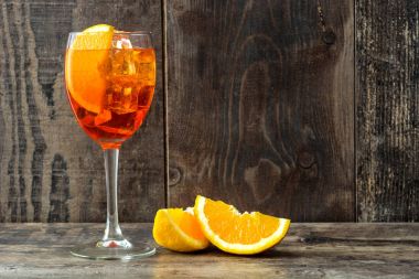 Aperol spritz kokteyl cam ahşap tablo